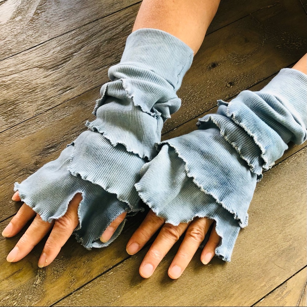 Handmade glovelets arm warmers with ruffles - Picture 13 of 16
